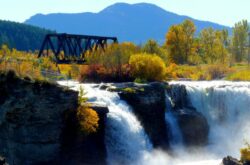 10 Alberta Waterfalls to Visit During Fall Season