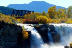 10 Alberta Waterfalls to Visit During Fall Season