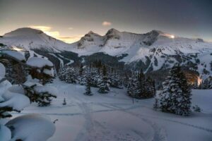 Here’s When Popular Ski Resorts in the Canadian Rockies Reopen for 2025/2026