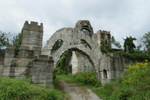 Make the Best of Your Trip to the Unique Midlothian Castle & Screaming Heads