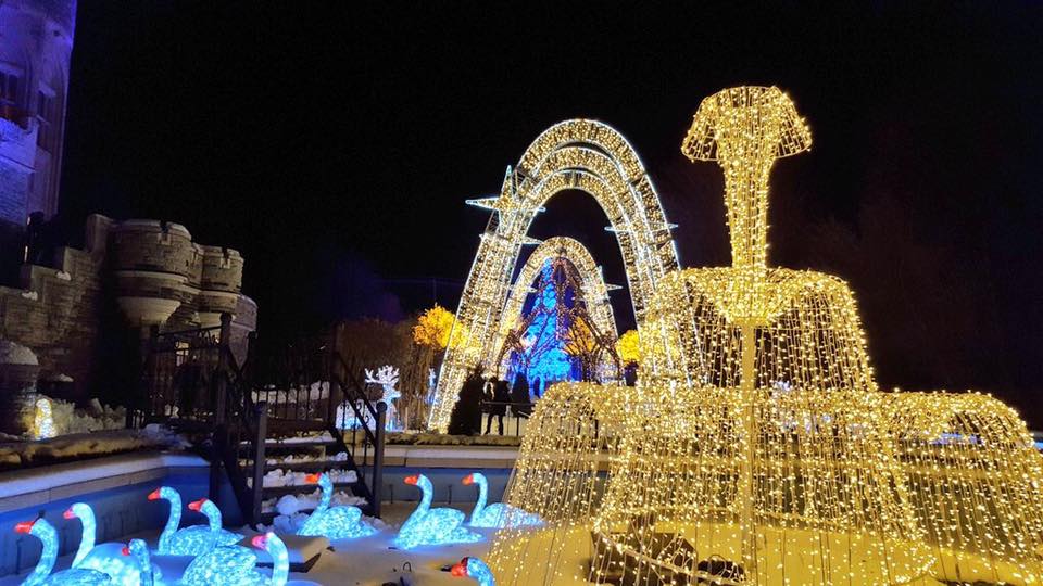 Iconic holiday light show shines for 20 years – Glittering