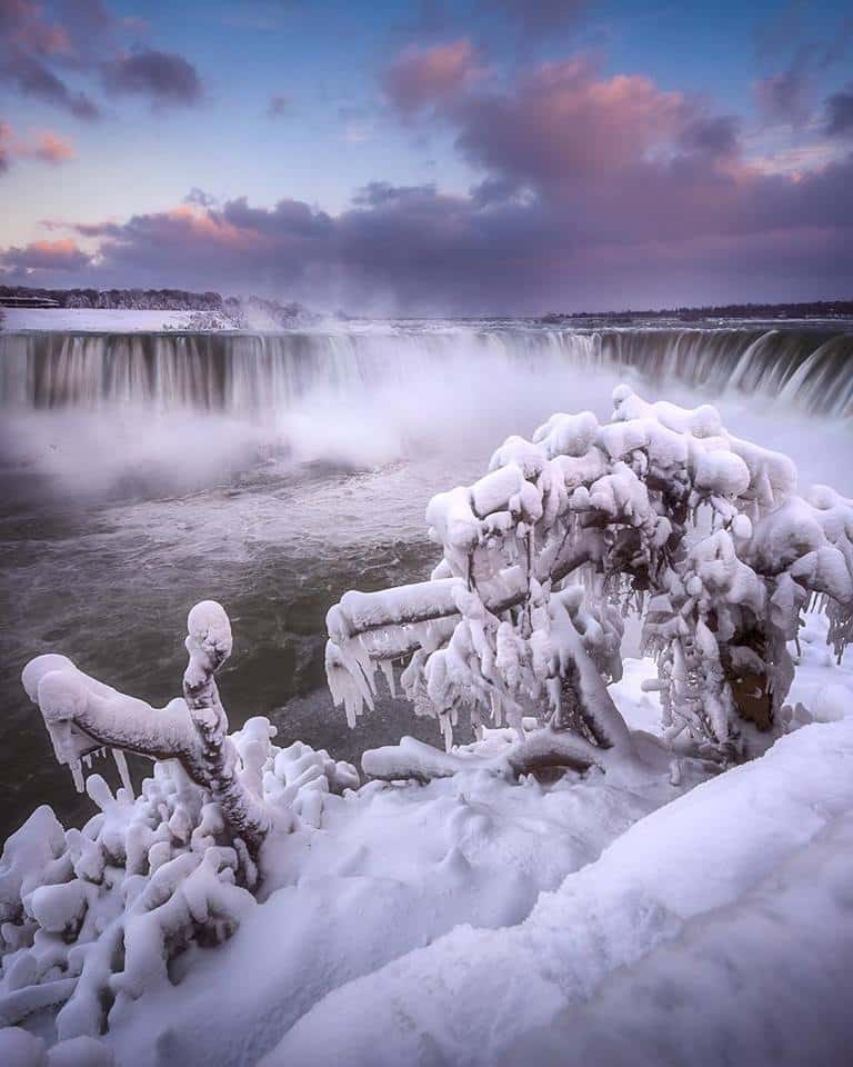 🚨 5 things to do in Niagara Falls 🚨 @niagarafallstourismcanada 1.  @winterfestivaloflights (free activity all over Niagara parks)